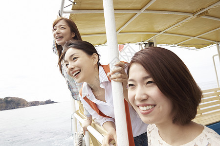 三个女生在船上享受旅行手势高清图片素材