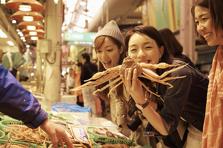 闺蜜们一起逛海鲜市场蟹高清图片素材