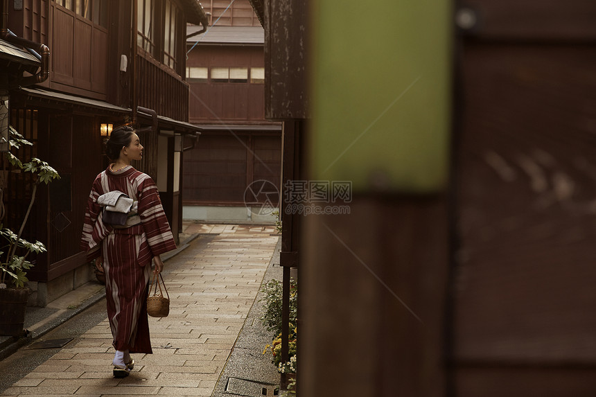 穿着和服的美女旅游观光图片