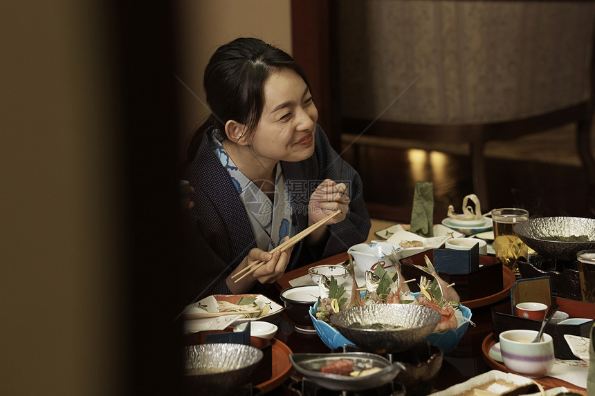 旅途亚洲人肖像在客栈吃饭的女人图片