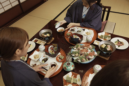 好友在日料店吃饭旅游高清图片素材