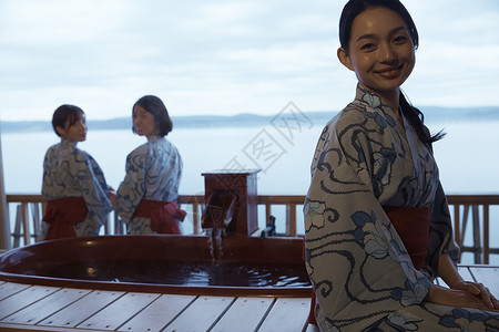 在日式旅馆穿着浴袍的女孩们图片