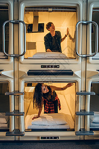 旅客夫妇享受住在胶囊旅馆图片