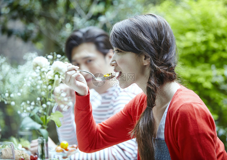 年轻夫妻享受休闲假期图片