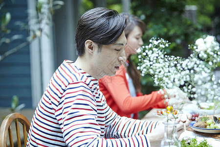 年强夫妻在庭院里品尝食物图片