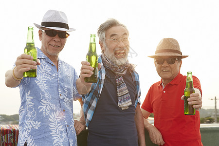 中老年男性在聚会喝酒图片