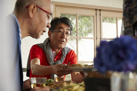 中老年男性好友聚会吃饭图片