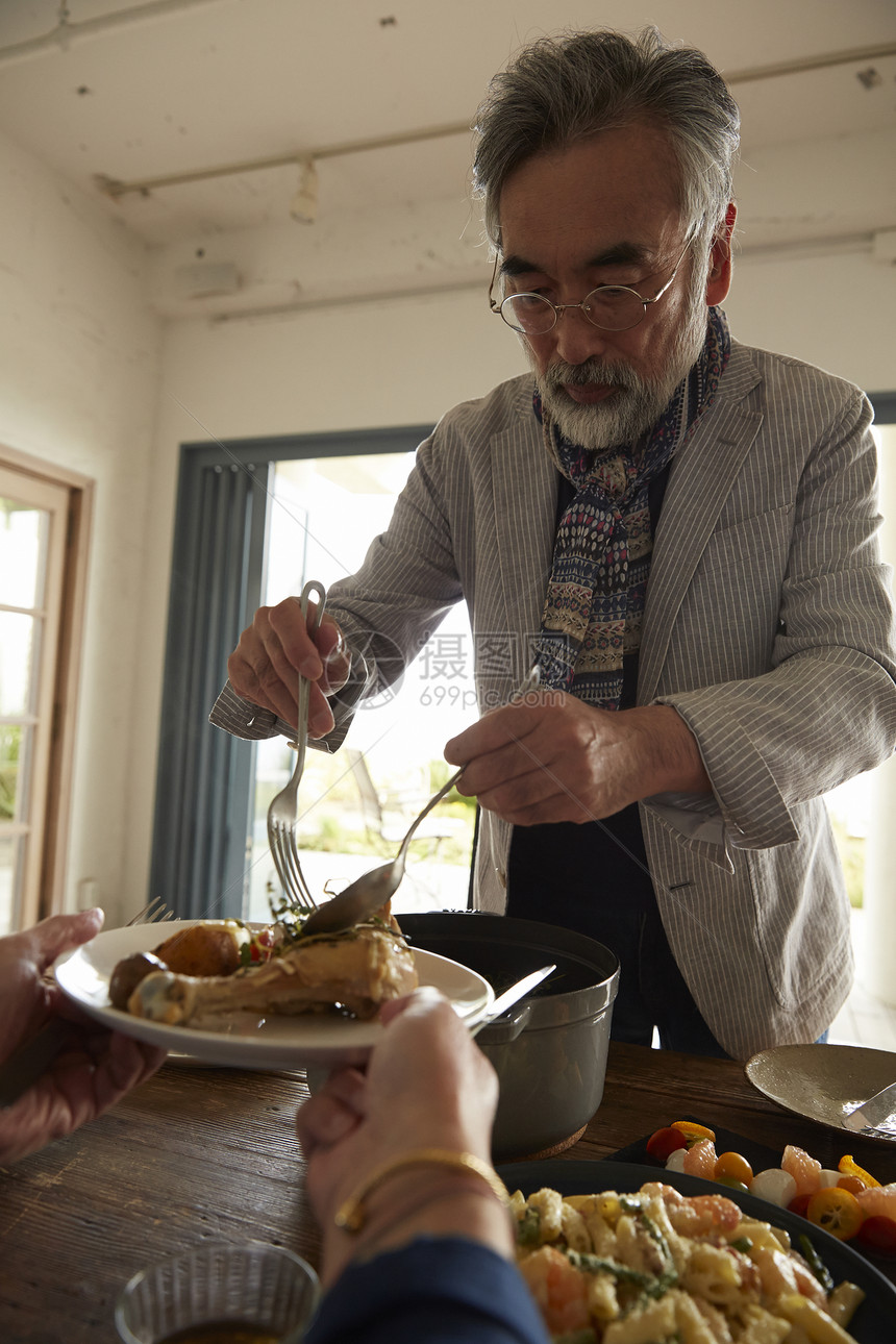 中老年男性聚会吃饭图片