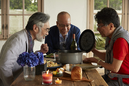 中老年男性好友聚餐图片