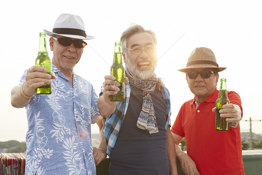 三个年长男人快乐活跃的聚会图片