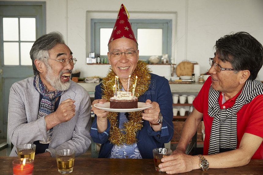 三个年长男性在家中聚会庆祝生日图片