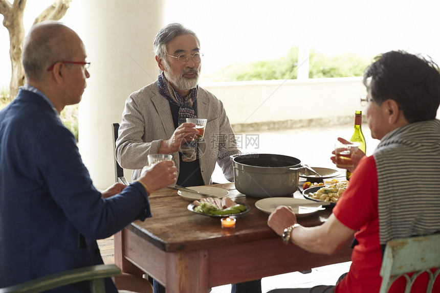 三个年长的男人享受家庭美食聚会图片