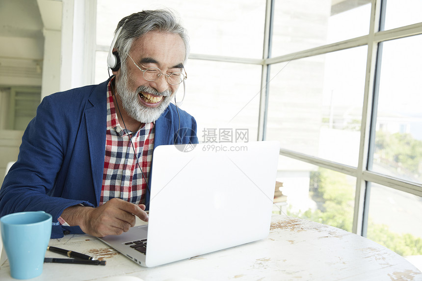 电脑线上的老年男性图片