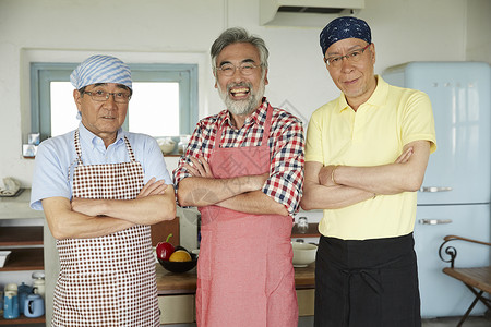 厨房烹饪食物的老年男性形象图片