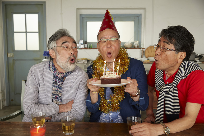 三个老人在家里庆祝生日图片