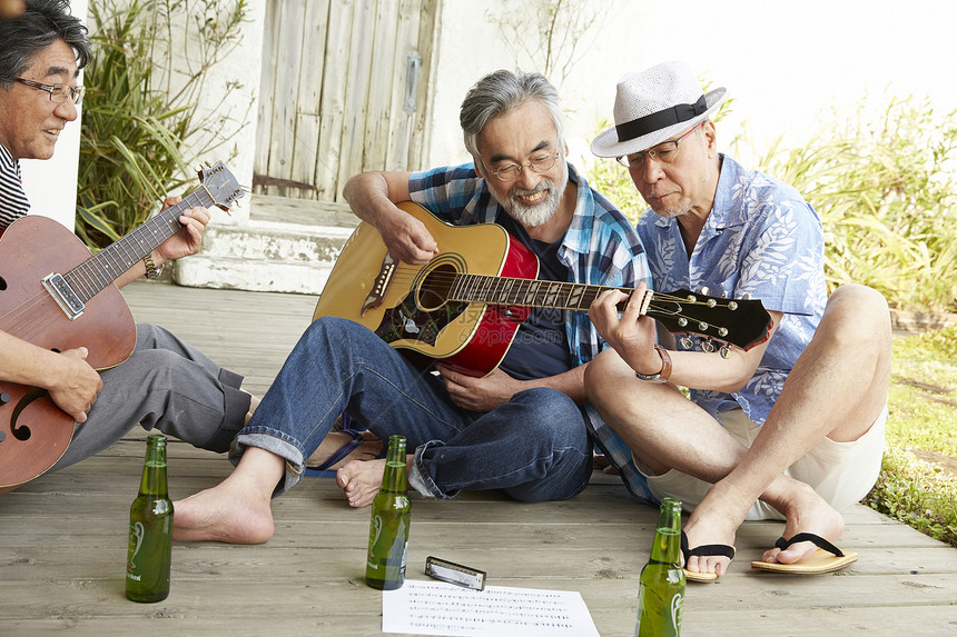 喜欢音乐的三个老人在户外聚会图片
