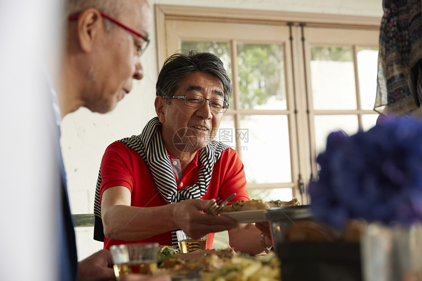 
三个老人享受家庭美食聚会图片