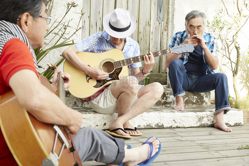 三个老人在露台举行音乐派对图片