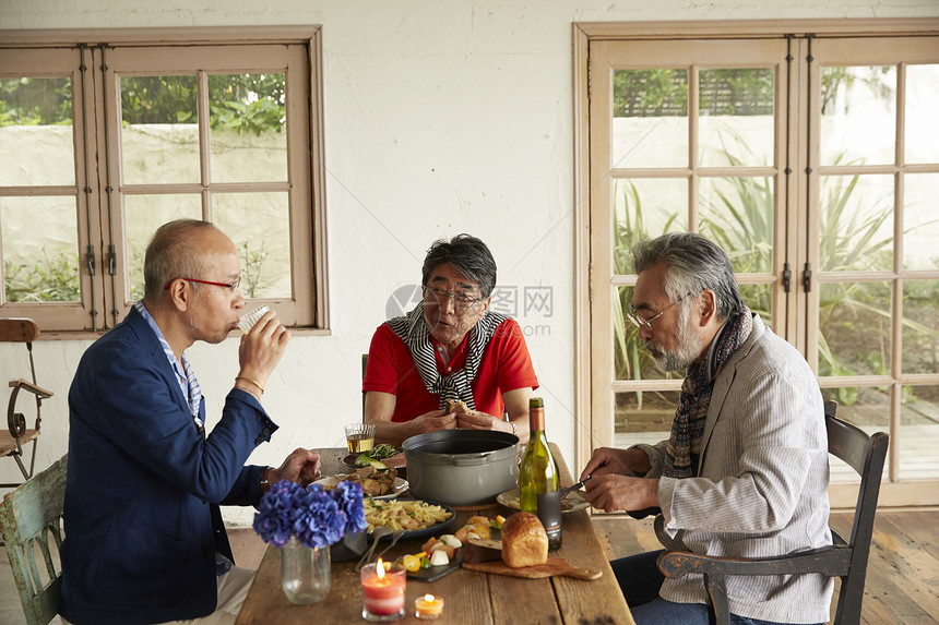 三个老人享受家庭美食聚会图片