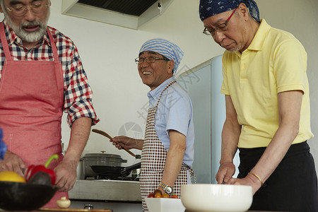 厨房烹饪食物的老年男性图片