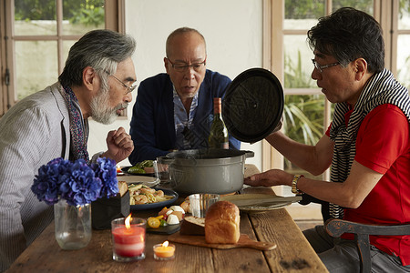 三个中年男子在家中聚餐图片