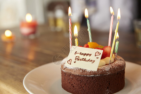 六岁生日巧克力蛋糕特写高清图片