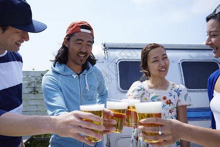 男人女人们一起喝啤酒图片