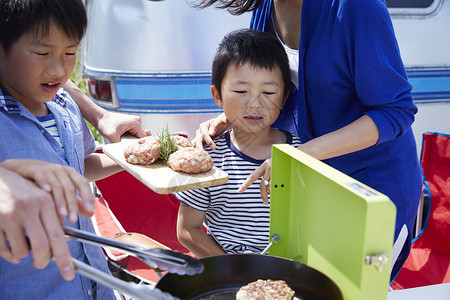 烧烤派对的大人在教小孩们烧烤图片