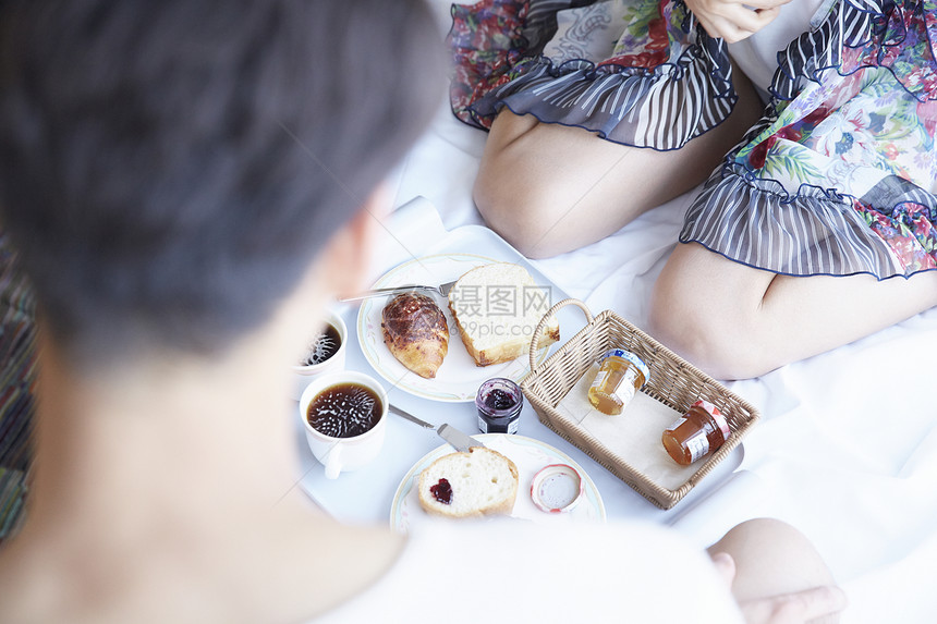 一对夫妇在酒店内享用早餐图片