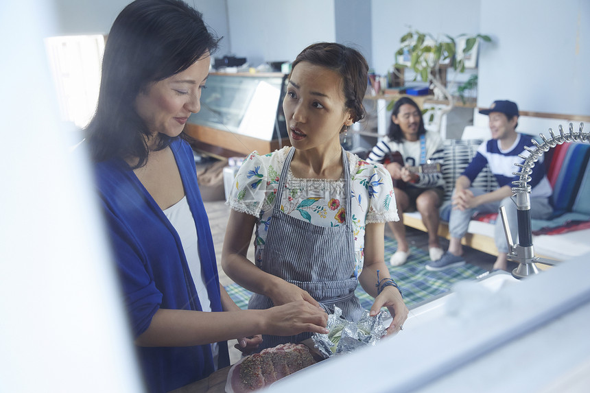 家庭聚会准备料理的女人们图片