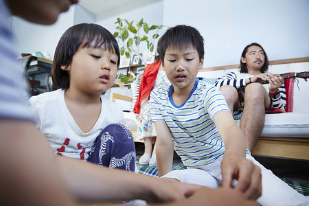 家庭聚会小孩玩耍图片