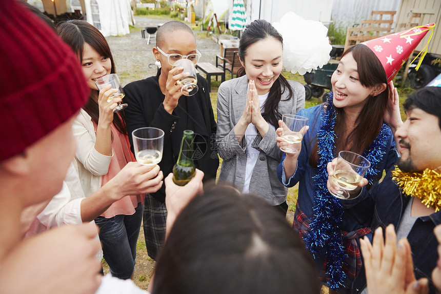 多人户外派对庆祝喝酒的形象图片