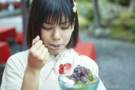 穿着日式服装的女孩吃沙冰图片