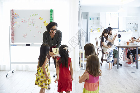 英文课程素材幼儿园老师在教小孩英文背景