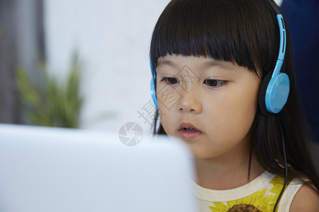 小孩智力教育有趣有计算机的孩子图片