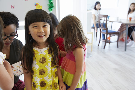 课间活动的幼儿园学生训练高清图片素材