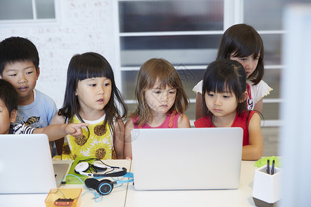 小朋友用便携电脑学习亲子英语课程小姑娘高清图片素材
