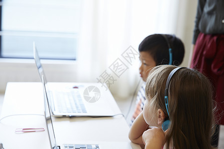 老师带着小朋友用便携电脑学习亲子英语课程图片