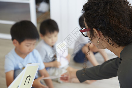 外语老师教幼儿园儿童学习英语会话的场景英国人高清图片素材