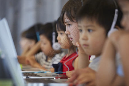 孩子们用电脑学习的肖像好奇高清图片素材