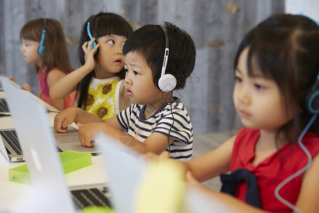 认真学习的儿童快乐高清图片素材