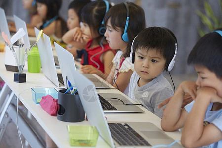 认真学习电脑操作的的小朋友笔记本高清图片素材