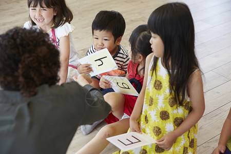 英语课堂上孩子们和老师对话幼儿园儿童高清图片素材