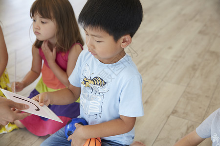 学习英文字母的幼儿园学生们图片