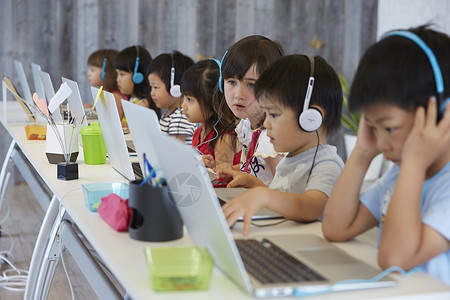 正在学习电脑操作的儿童女孩们高清图片素材