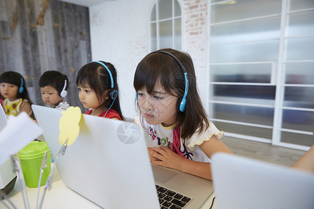 正在学习电脑操作的儿童幼儿园儿童高清图片素材