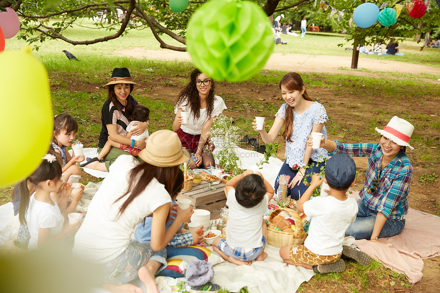 公园亲子聚会享受野餐图片