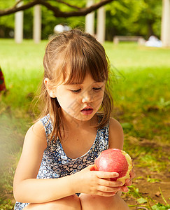 玩水果的孩子享受野餐图片