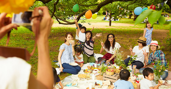 公园里享受野餐的家人朋友图片