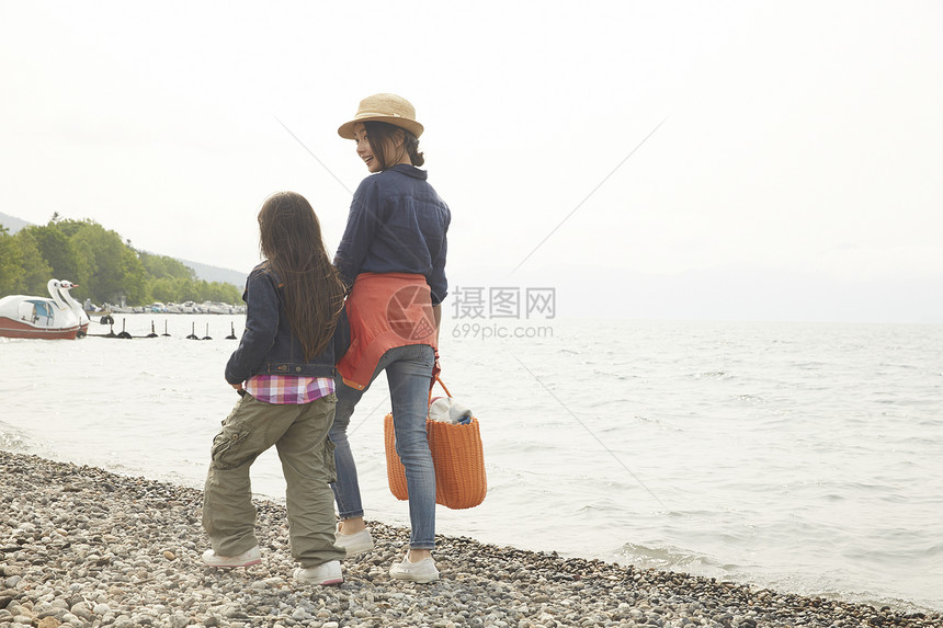 沿着湖边走的母女二人图片